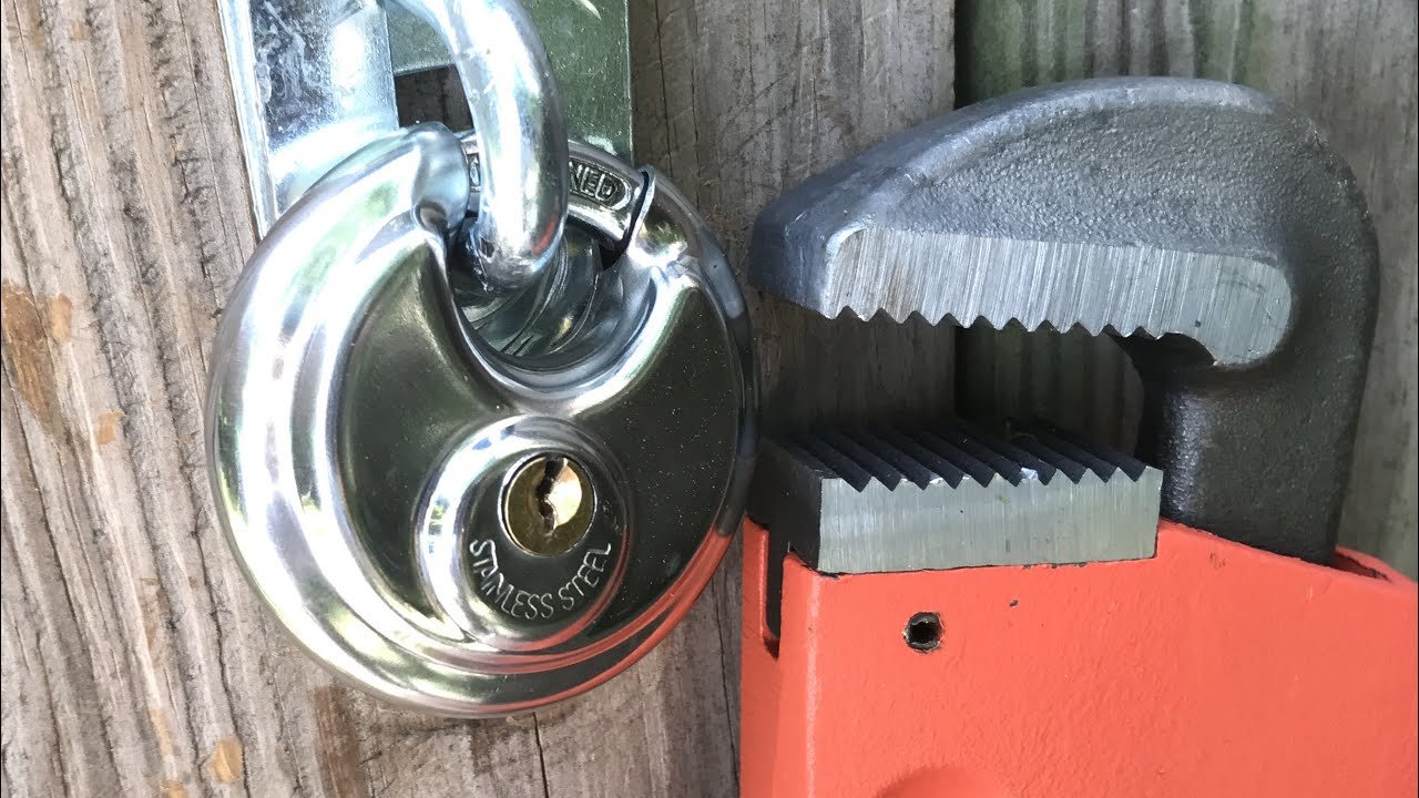 You are currently viewing How to Break a Round Padlock